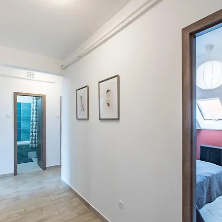 - Comfy - Close To Castle Apartman