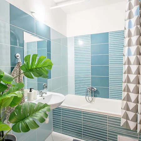 - Comfy - Close To Castle *